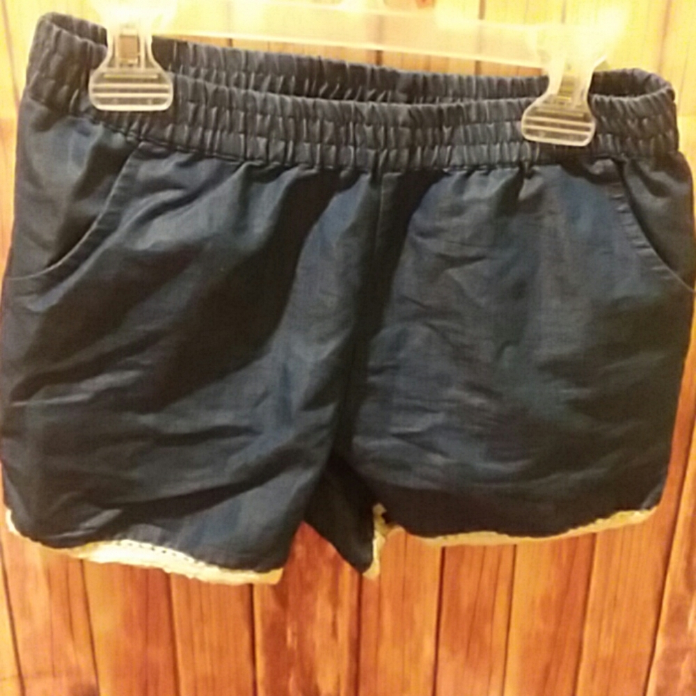 Girl's cotton/polyester shorts. Size L